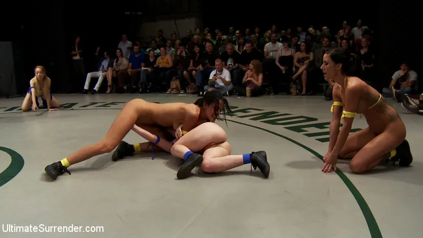 Kink '¡BATALLA DE PESOS PLUMA!: ¡Los luchadores más pequeños y atractivos se enfrentan en acción de EQUIPOS!' protagonizando Isis Love (foto 16)