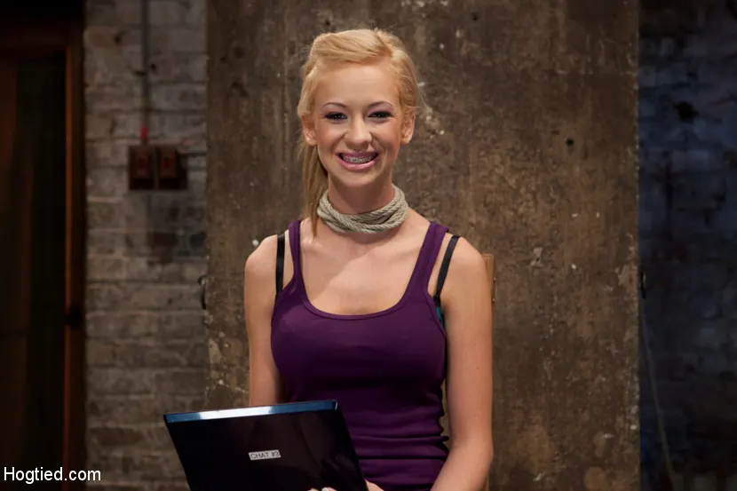 Kink '驚くほど厄介なhogtieで画面にバインドされています。指が犯され、ザーメンにされ、頭蓋骨に犯されて苦しんだ！' 主演 Isis Love (写真 2)