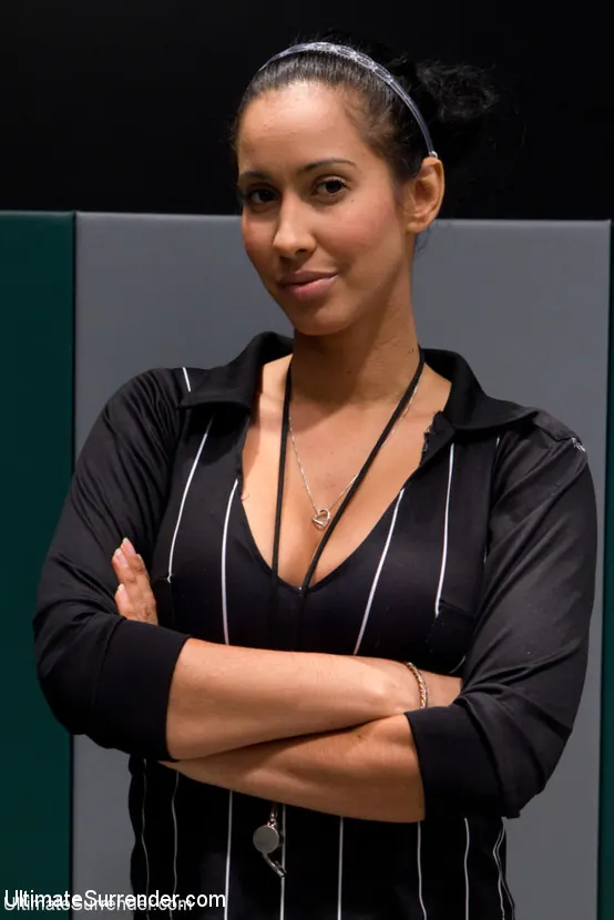 Kink 'Acción brutal en equipo, llaves de sumisión y acción desagradable de 2 contra 1. Solo 3 puntos separan a estos 2 equipos.' protagonizando Isis Love (foto 12)