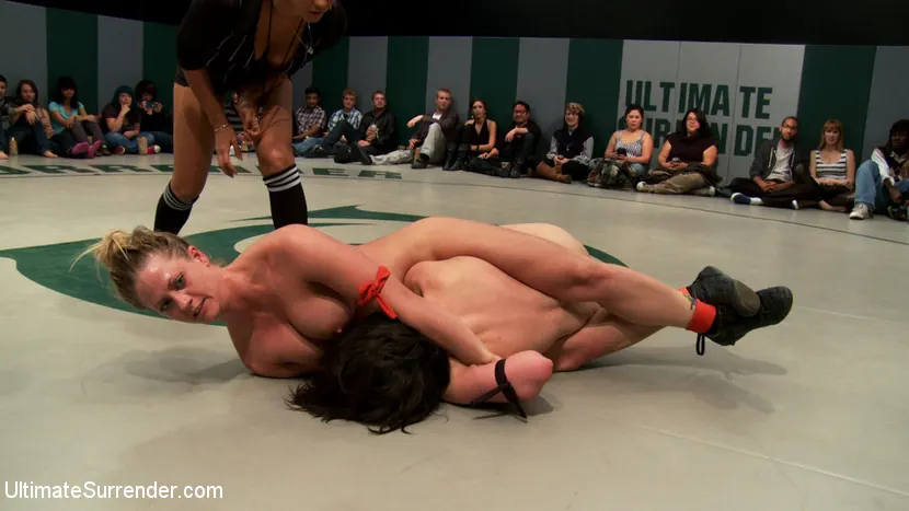 Kink 'Acción brutal en equipo, llaves de sumisión y acción desagradable de 2 contra 1. Solo 3 puntos separan a estos 2 equipos.' protagonizando Isis Love (foto 14)