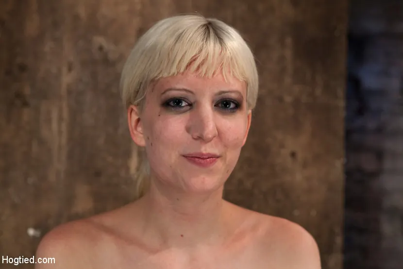 Kink 'Cherry recibe una brutal follada por ambos extremos. ¡Cherry tiene que correrse una y otra vez, indefensa en su esclavitud!' protagonizando Isis Love (foto 11)