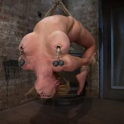 Isis Love en 'Kink' Darling sufre su segunda tortura brutal de pezones de categoría 5 y una follada dura por parte de Isis. (Miniatura 10)