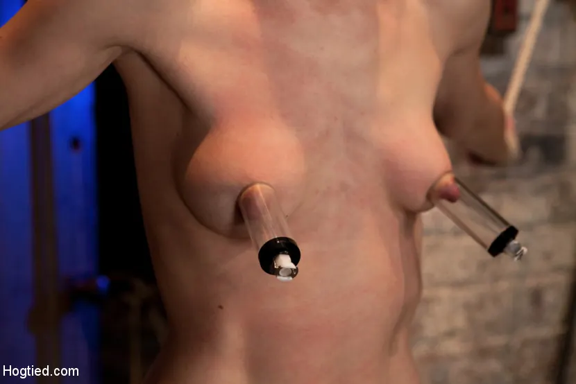 Kink 'Elise está atada en el Flying Rubens una brutal suspensión de categoría 5 ¡Azotada y obligada a correrse, duro!' protagonizando Isis Love (foto 11)