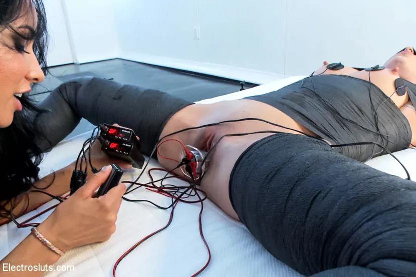 Kink 'ミイラと電化猫の崇拝！' 主演 Isis Love (写真 9)