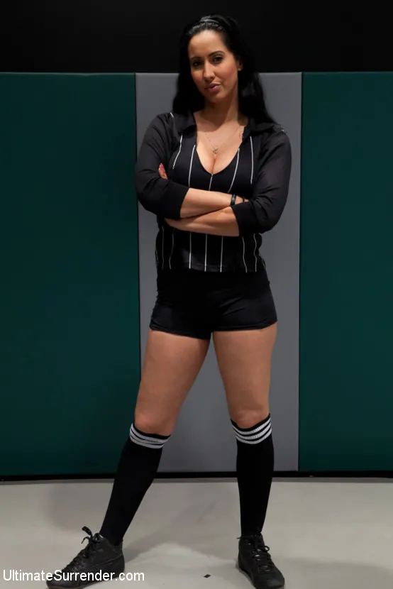 Kink 'Pirates vs Dragons残忍なタグのチームアクション、スクリプティングされていない敗者は観衆の前でDPを受ける！' 主演 Isis Love (写真 14)