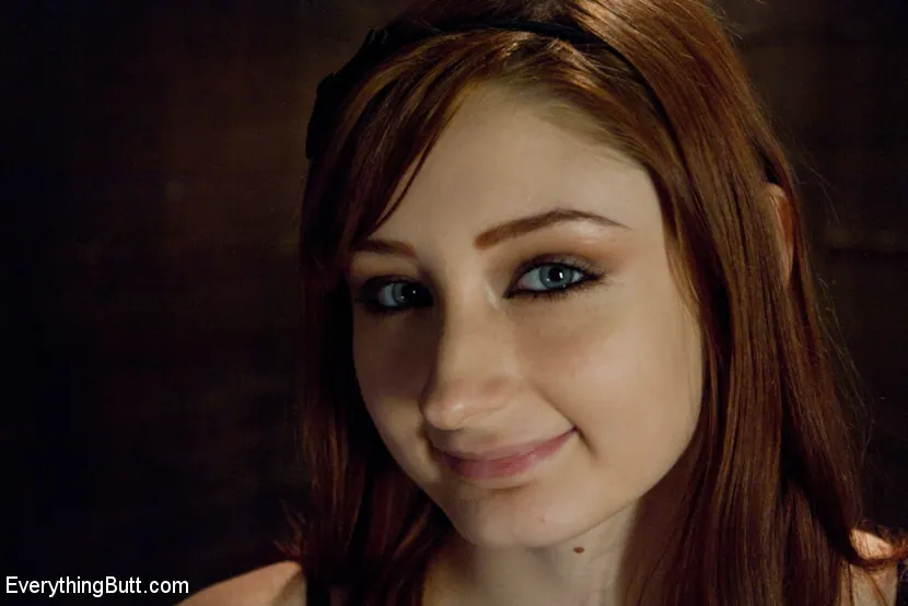 Kink '赤い頭のお尻の娼婦' 主演 Isis Love (写真 1)