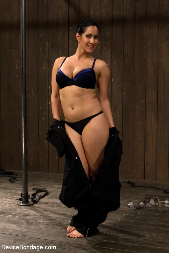 Kink '緊張した猫、縛られたおっぱい、淫乱な娼婦' 主演 Isis Love (写真 10)