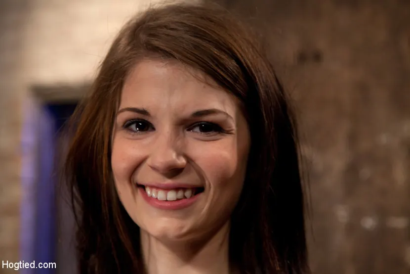 Kink '小さな剃毛されたかわい子がしっかりと縛られ、先端トウのサスペンション中にザーメンズされた' 主演 Isis Love (写真 13)