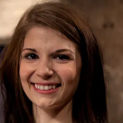 Isis Love に 'Kink' 小さな剃毛されたかわい子がしっかりと縛られ、先端トウのサスペンション中にザーメンズされた (サムネイル 13)