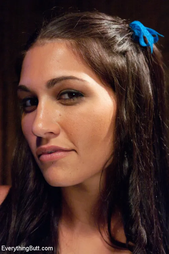 Jade Indica に 'ストリームを渡る' from 'Kink' (写真 7) Kink 'ストリームを渡る' 主演 Jade Indica (写真 7)