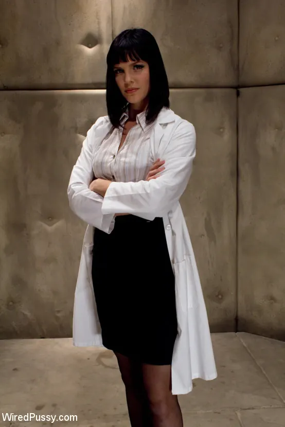 Kink 'Brutally Violated by Three Fierce Fem Doms: Air-Tight Penetration with Strap-on's' protagonizando Jade Indica (foto 9)