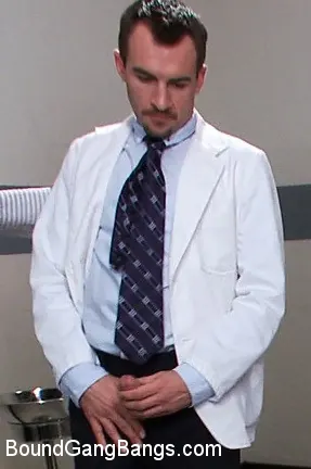 Britney Stevens en 'El estudio médico' from 'Kink' (foto 11) Kink 'El estudio médico' protagonizando Britney Stevens (foto 11)