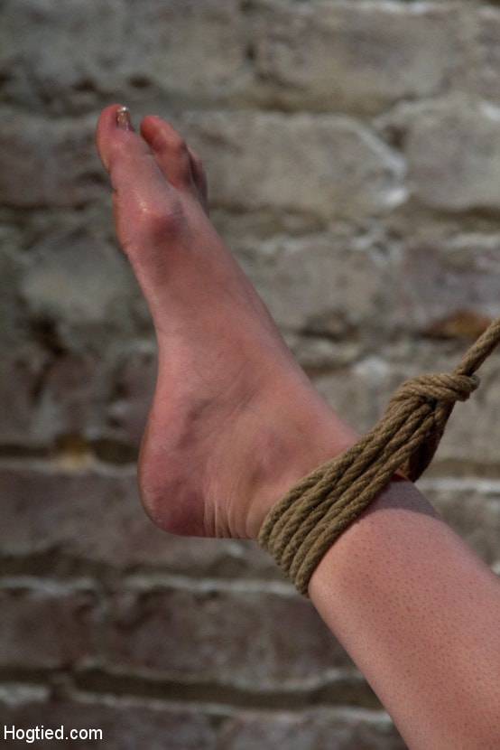 Kink '彼女の足を縛って濡れたオマンコを露出させて、この美しいものを何度も兼ねさせる。' 主演 Jennifer White (写真 11)