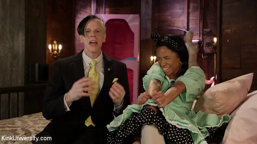 Kink 'Dollificación 101: Cómo ser dueña o una Dolly' protagonizando Jessica Creepshow (foto 2)