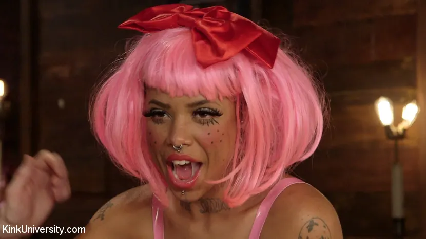 Jessica Creepshow en 'Dollificación 101: Cómo ser dueña o una Dolly' from 'Kink' (foto 19) Kink 'Dollificación 101: Cómo ser dueña o una Dolly' protagonizando Jessica Creepshow (foto 19)