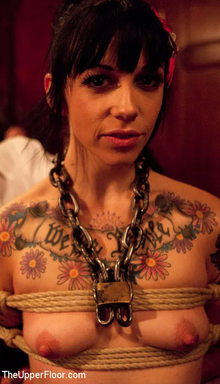 Kink '6人の奴隷' 主演 Jessie Cox (写真 21)