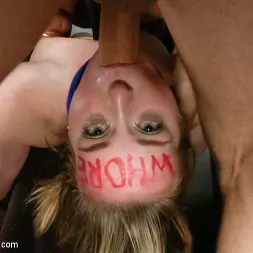 Jessie Parker en 'Kink' La hija de un predicador de 18 años se ensucia en público por primera vez (Miniatura 7)