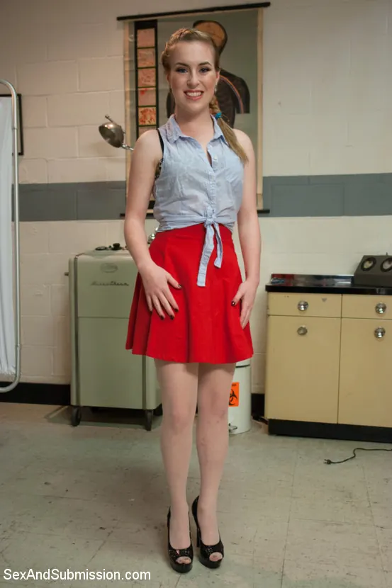 Jessie Parker en 'La virgen anal de 18 años' from 'Kink' (foto 11) Kink 'La virgen anal de 18 años' protagonizando Jessie Parker (foto 11)