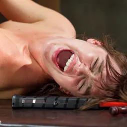 Jodi Taylor en 'Kink' Bondage anal hardcore: Jodi Taylor, día dos (Miniatura 8)