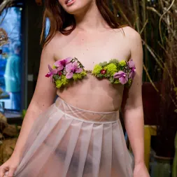 Jodi Taylor en 'Kink' Una joven zorra alcanza su máximo esplendor en la ciudad de la desnudez pública (Miniatura 2)