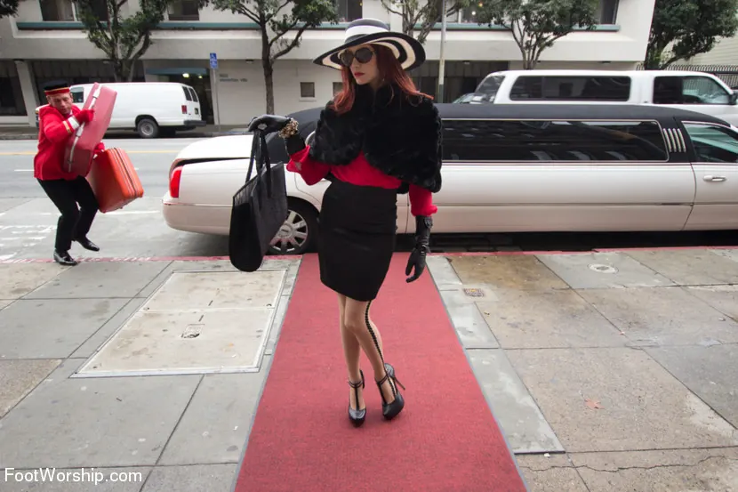 Kink 'Habitación 417: El fetichista de los pies' protagonizando Maitresse Madeline (foto 11)