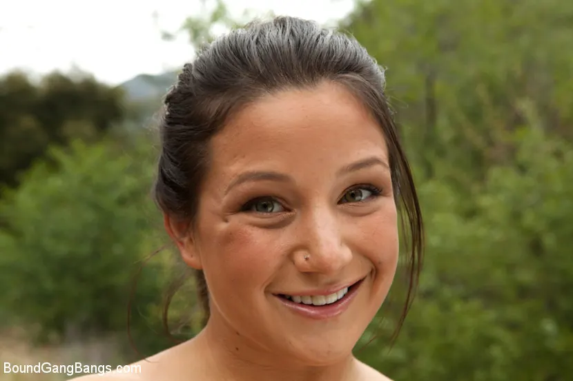 Kink '巨乳キャンピングカーはサプライズクリームパイを手に入れます' 主演 Charity Bangs (写真 1)