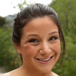 Charity Bangs に 'Kink' 巨乳キャンピングカーはサプライズクリームパイを手に入れます (サムネイル 1)