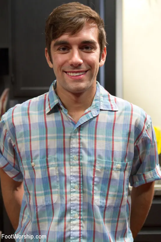 Kink '¡Fetiche de pies de puma prohibido con Julia Ann!' protagonizando Julia Ann (foto 1)