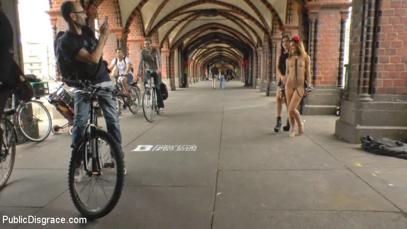 Kink '不潔なルルルの銃は完全に裸で、裸の街には裸足になる' 主演 Juliette March (写真 8)