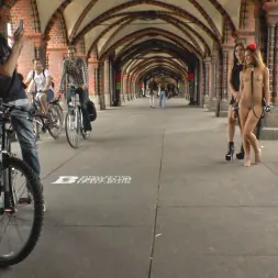 Juliette March に 不潔なルルルの銃は完全に裸で、裸の街には裸足になる (写真 8) Juliette March に 'Kink' 不潔なルルルの銃は完全に裸で、裸の街には裸足になる (サムネイル 8)