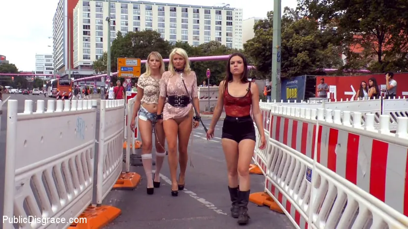 Juliette March en 'Disgraces Two Busty Bondage Slut Blondes' from 'Kink' (foto 6) Kink 'Disgraces Two Busty Bondage Slut Blondes' protagonizando Juliette March (foto 6)