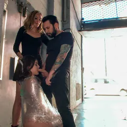 Juliette March en 'Kink' is Disgusting in this Brutal All-Anal Public Scene! (Miniatura 2)