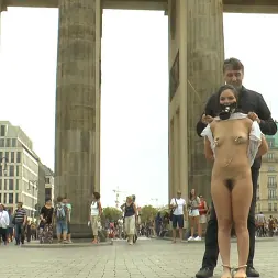 Juliette March に 'Kink' Needs to Exposes her Cunt to Everyone (サムネイル 1)