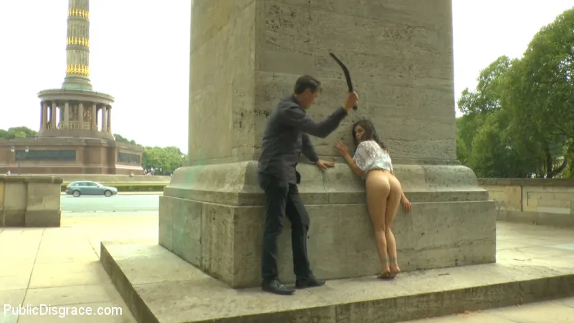 Kink 'Needs to Exposes her Cunt to Everyone' protagonizando Juliette March (foto 5)