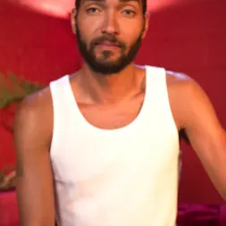 Juliette March に 'Kink' マッサージパーラーフットジョブ (サムネイル 1)