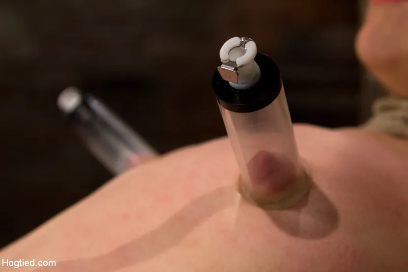 Kink '¡Esclavitud en apuros mientras el cuerpo de Juliette es abusado con dolor y placer! ¡Multiorgasmos, tortura de coño!' protagonizando Juliette March (foto 5)