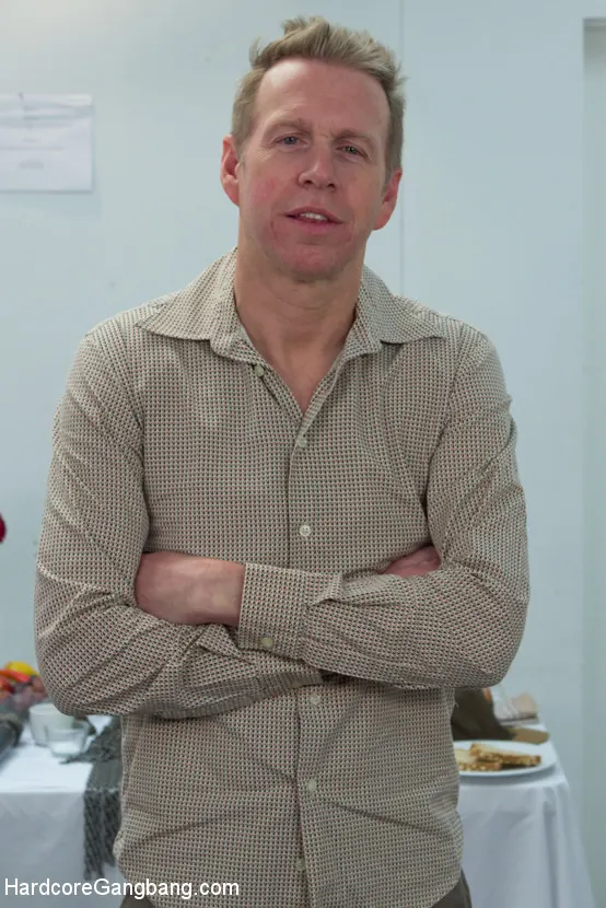 Kink 'Rhythm Zero'd: una artista de performance guarrilla se folla a su público' protagonizando Kacie Castle (foto 1)