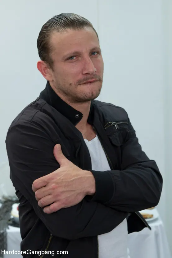 Kacie Castle に 'Rhythm Zero'd:Sluttyパフォーマンスアーティストが彼女の聴衆を責める' from 'Kink' (写真 3) Kink 'Rhythm Zero'd:Sluttyパフォーマンスアーティストが彼女の聴衆を責める' 主演 Kacie Castle (写真 3)