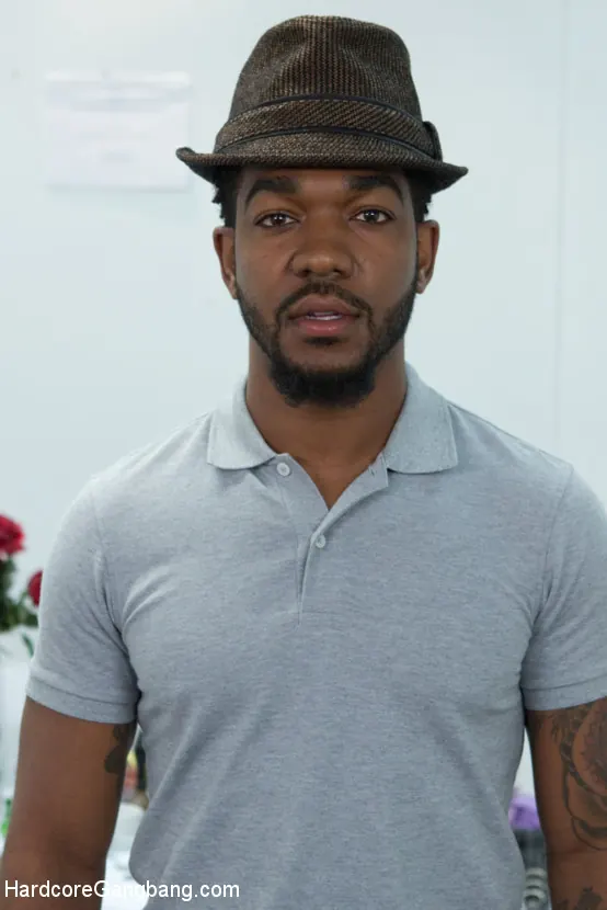 Kacie Castle に 'Rhythm Zero'd:Sluttyパフォーマンスアーティストが彼女の聴衆を責める' from 'Kink' (写真 4) Kink 'Rhythm Zero'd:Sluttyパフォーマンスアーティストが彼女の聴衆を責める' 主演 Kacie Castle (写真 4)