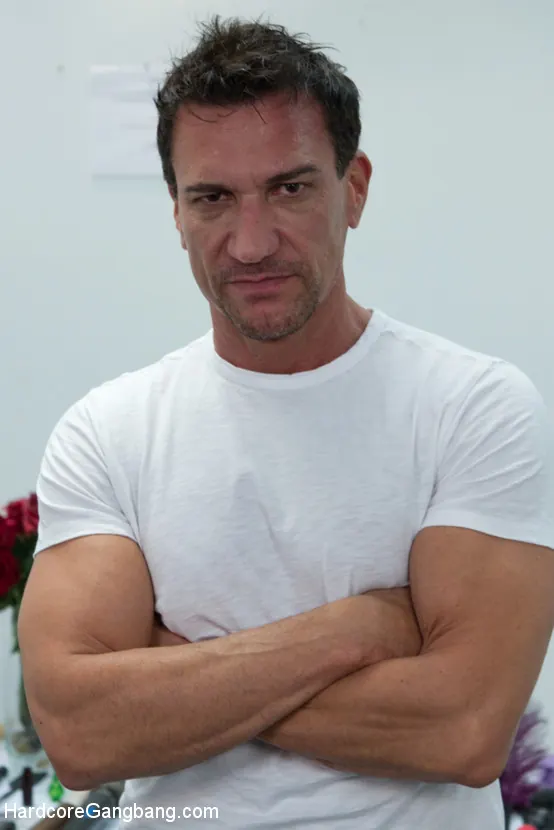 Kacie Castle に 'Rhythm Zero'd:Sluttyパフォーマンスアーティストが彼女の聴衆を責める' from 'Kink' (写真 5) Kink 'Rhythm Zero'd:Sluttyパフォーマンスアーティストが彼女の聴衆を責める' 主演 Kacie Castle (写真 5)