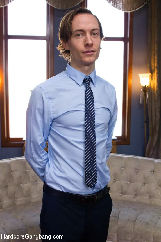 Kashmir Stone en '¡¡¡El primer gang bang de una esposa infiel!!!' from 'Kink' (foto 1) Kink '¡¡¡El primer gang bang de una esposa infiel!!!' protagonizando Kashmir Stone (foto 1)