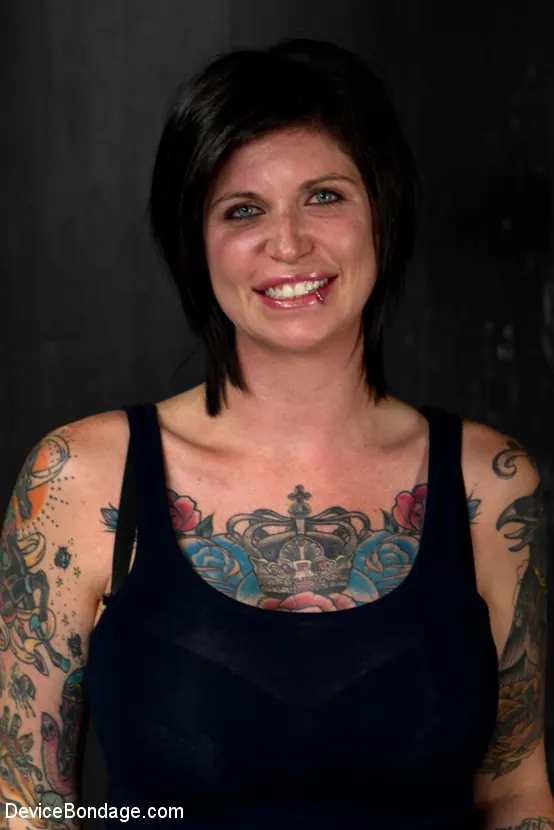 Kink 'Submits to Leather Restraint' 主演 Kathryn Dupri (写真 1)