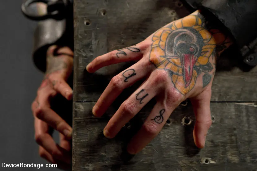 Kink 'Submits to Leather Restraint' protagonizando Kathryn Dupri (foto 18)