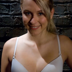 Katie Summers に 'Kink' 悪魔サンタ (サムネイル 1)
