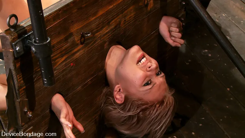 Kink 'Detached' 主演 Katie Summers (写真 12)