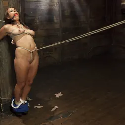 Kayla West en 'Kink' Chica completamente natural en esclavitud pesada (Miniatura 8)