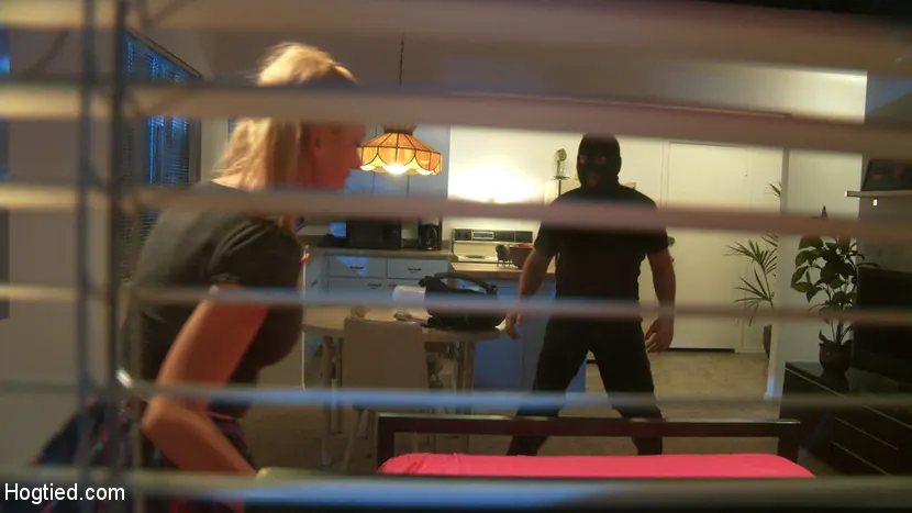 Kaylee Hilton en 'Creepers Una película de fantasía sobre secuestros' from 'Kink' (foto 17) Kink 'Creepers Una película de fantasía sobre secuestros' protagonizando Kaylee Hilton (foto 17)