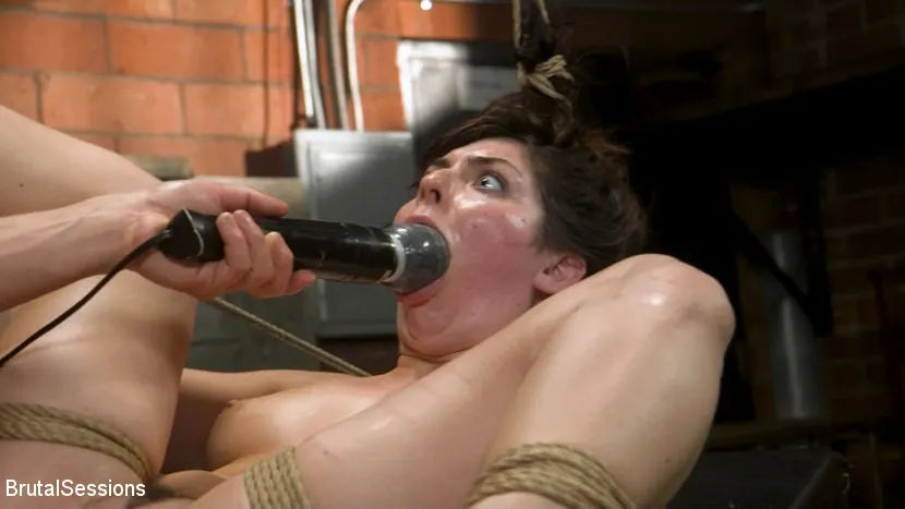 Kink 'Keira Croft, una cerdita con dolor natural, eyacula mientras se ata con cuerdas' protagonizando Keira Croft (foto 20)