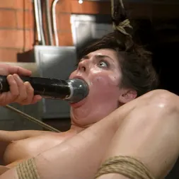 Keira Croft en 'Kink' Keira Croft, una cerdita con dolor natural, eyacula mientras se ata con cuerdas (Miniatura 20)