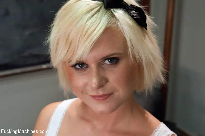 Kelly Surfer に 'アメリカでの処罰' from 'Kink' (写真 10) Kink 'アメリカでの処罰' 主演 Kelly Surfer (写真 10)